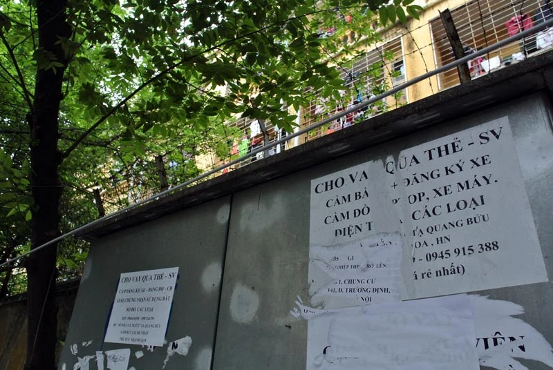 Quảng cáo tín dụng đen sát bờ tường khu ký túc xá ĐH Kinh tế Quốc dân.