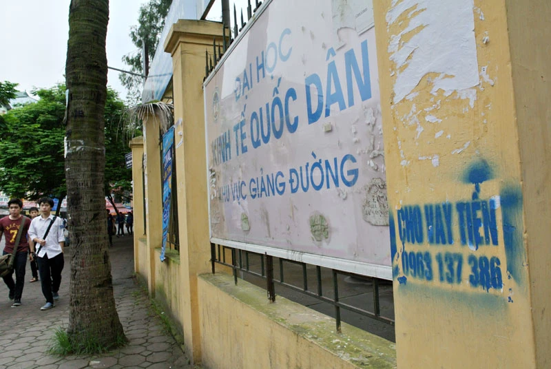 Quảng cáo tín dụng đen tấn công khu giảng đường ĐH Kinh tế Quốc dân.