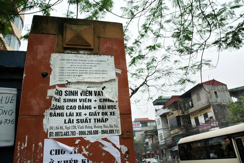 Trụ tường bao trước cổng trường ĐH Kinh tế Kỹ thuật Công nghiệp