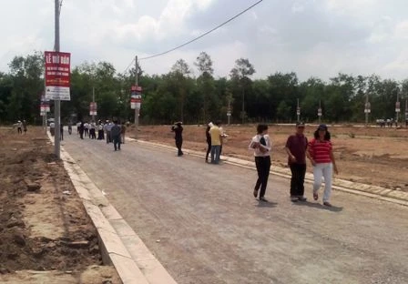 Đông đảo nhà đầu tư, người mua nhà đến tham quan tại 1 dự án đất nền gần sân bay Long Thành