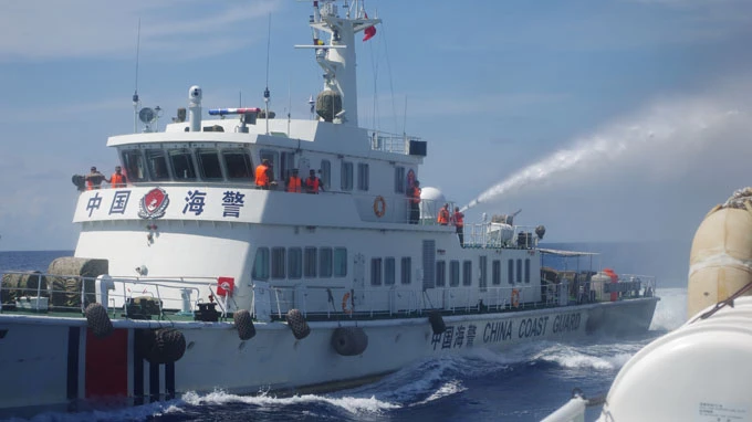 Chùm ảnh tàu Trung Quốc hung hăng đâm rách tàu Việt Nam ảnh 1