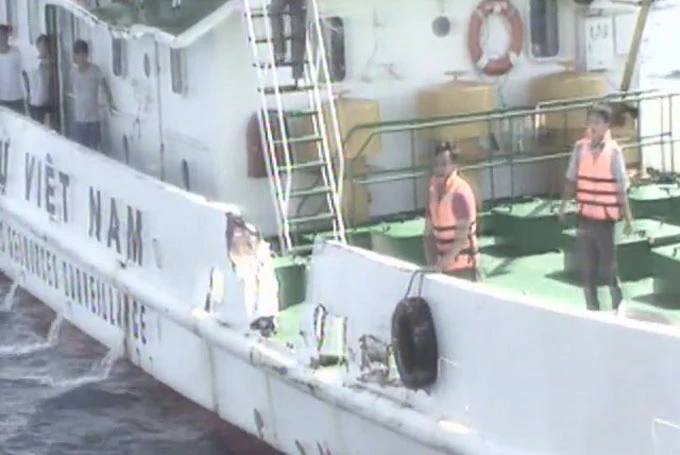 Chùm ảnh tàu Trung Quốc hung hăng đâm rách tàu Việt Nam ảnh 12
