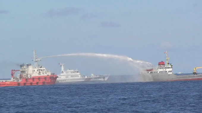 Chùm ảnh tàu Trung Quốc hung hăng đâm rách tàu Việt Nam ảnh 5
