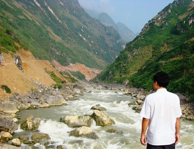 Địa hình hiểm trở nơi xây dựng thủy điện Nho Quế 2. Ảnh: Hoàng Chiên