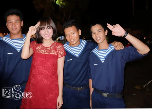 Mỹ Tâm, Văn Mai Hương ra tận đảo hát cổ vũ các chiến sĩ Hải quân ảnh 6