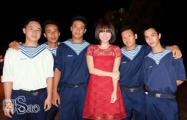 Mỹ Tâm, Văn Mai Hương ra tận đảo hát cổ vũ các chiến sĩ Hải quân ảnh 5
