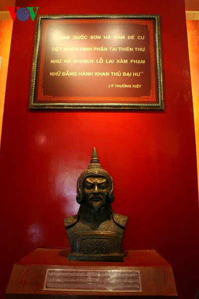 Lý Thường Kiệt và bài thơ "Nam quốc sơn Hà nổi tiếng" trong cuộc kháng chiến chống quân Tống xâm lược năm 1075 - 1077. Đây là một chiến công oanh liệt mà nhà Lý đã làm vẻ vang cho nước nhà và làm cho quân Tàu khiếp sợ