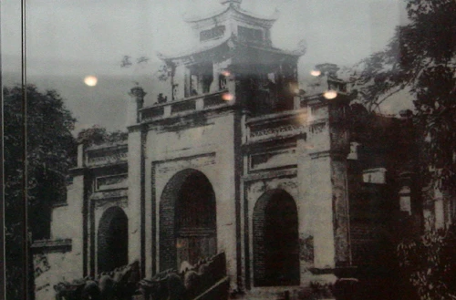 Khởi nghĩa chống Tần (214 - 208 TCN) của Thục Phán An Dương Vương thắng lợi đã lập nên nước Âu Lạc, đóng đô ở Cổ Loa (nay thuộc xã Đông Anh, Hà Nội). Đây là sự kế tục và phát triển nước Văn Lang của các Vua Hùng. Trong ảnh là đền thờ An Dương Vương