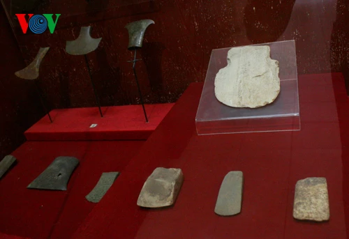 Vũ khí của quân và dân ta chống giặc xâm lược phương Bắc đều rất thô sơ