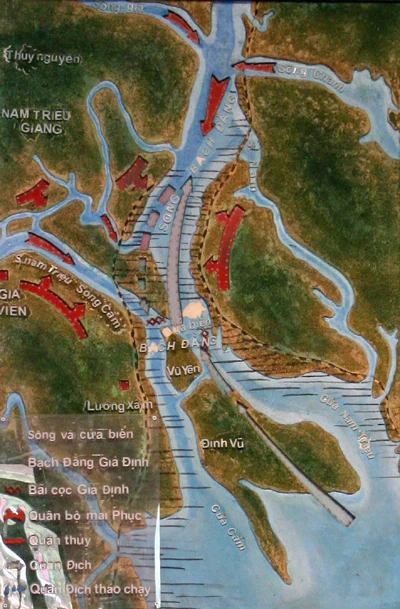 Sơ đồ chiến trận Bạch Đằng năm 938. Cuối năm 938, thủy binh quân Nam Hán theo đường biển vào xâm lược nước ta. Ngô Quyền xây dựng trận địa cọc ngầm cùng thủy quân, bộ binh mai phục ở cửa sông Bạch Đằng, diệt cánh quân thủy. Vua Nam Hán không kịp chi viện, phải rút quân.