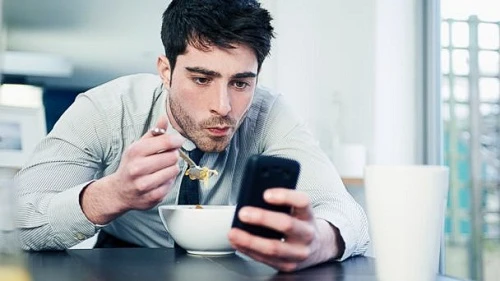 GTY-man-eating-breakfast-using-3421-3661