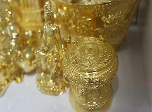 Một số vật dụng sinh hoạt đang được công ty ông Nguyên mạ vàng