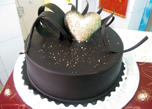 Chiếc bánh rắc vàng của một hiệu bánh tại TP.HCM.