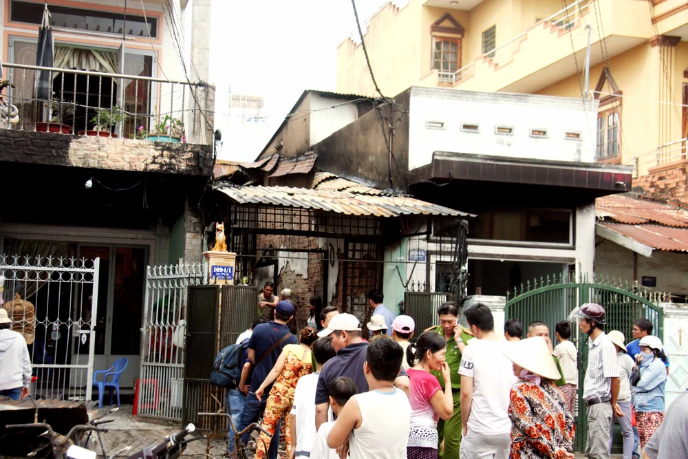 Mâu thuẫn tình cảm, nam thanh niên cố sát người yêu rồi đốt nhà ảnh 1