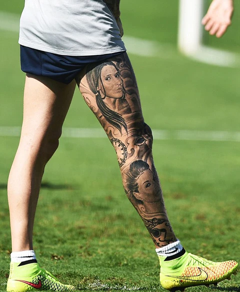 "Dị nhân" Raul Meireles xăm kín chân phải hình cực độc ảnh 5