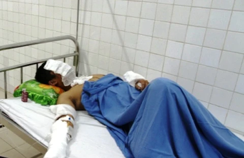 tạt axit, sinh viên