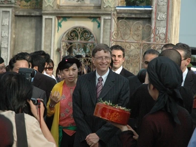 Theo quy định mới, Bill Gates cũng không được làm việc tại Việt Nam. Ảnh: Hồng Vĩnh.