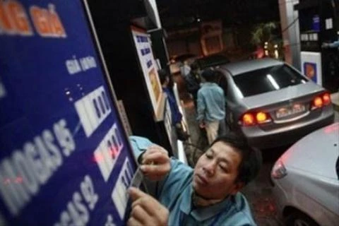 Xăng cõng 8.244 đồng thuế: Bình ổn hay bất bình thường?