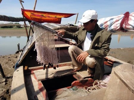 Ông Xin và bộ đồ nghề vớt xác trên sông của mình