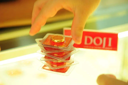 Khoảng cách chênh lệch giữa hai thị trường vẫn lên tới 3,3 triệu đồng/lượng.