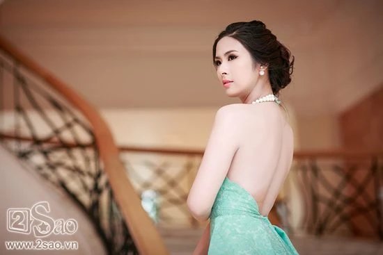 Ngọc Hân hở lưng trần táo bạo ảnh 3