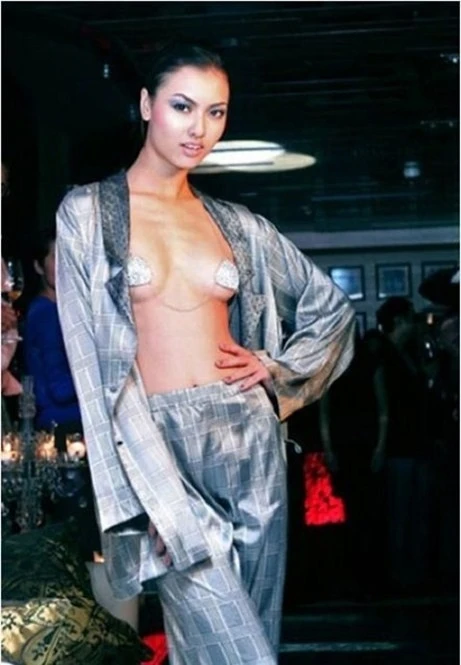 Scandal 'để đời' vì trang phục của mỹ nhân Việt ảnh 10