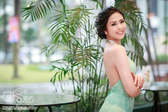 Ngọc Hân hở lưng trần táo bạo ảnh 2