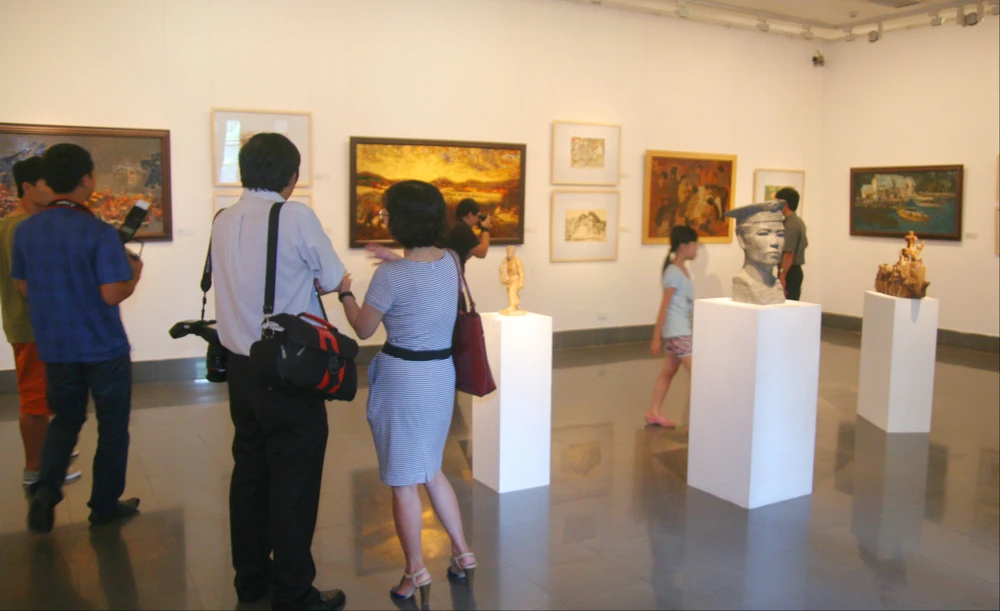 Giữ vững biển đảo Tổ Quốc qua tác phẩm mỹ thuật ảnh 1