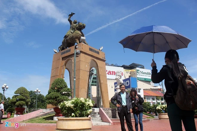 Người Sài Gòn tranh thủ chụp lại tượng đài trước giờ di dời