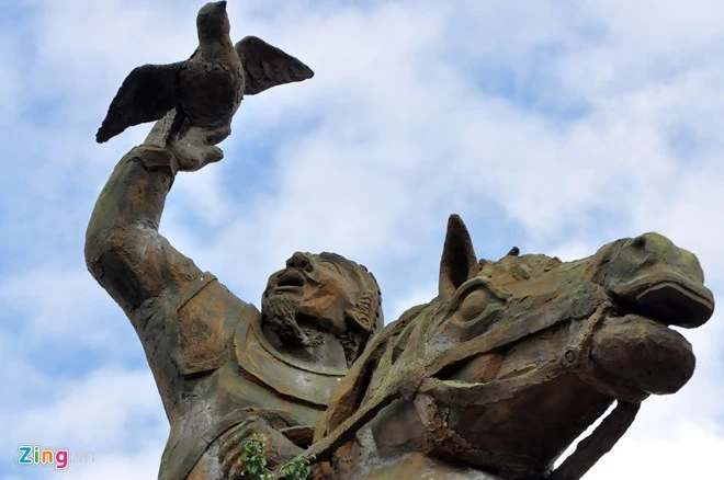 Người Sài Gòn tranh thủ chụp lại tượng đài trước giờ di dời