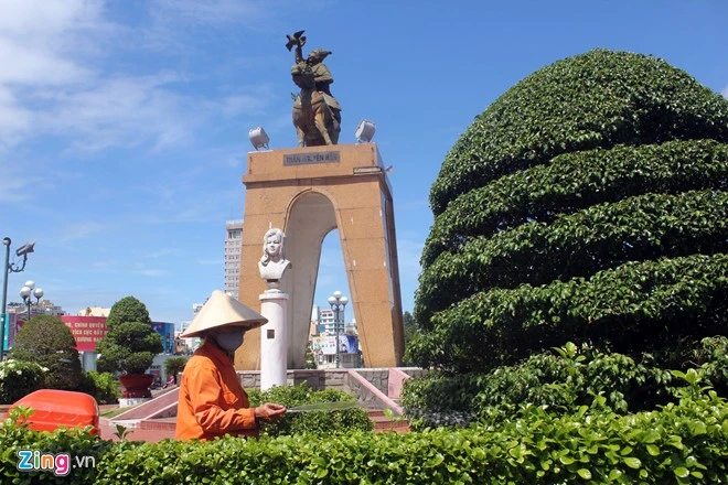 Người Sài Gòn tranh thủ chụp lại tượng đài trước giờ di dời