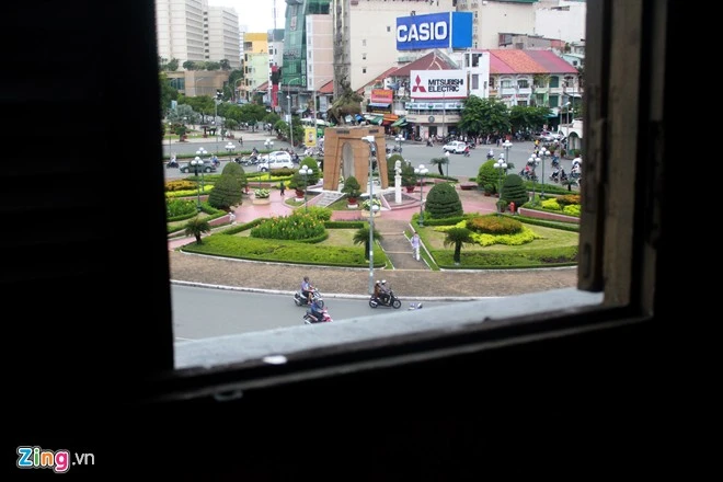 Người Sài Gòn tranh thủ chụp lại tượng đài trước giờ di dời