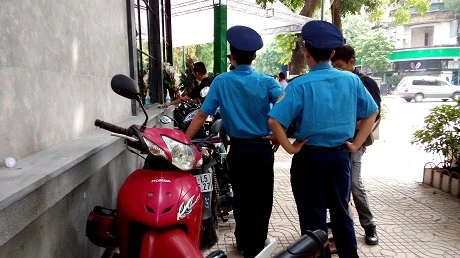 Lực lượng thanh tra kiểm tra đột xuất quán Starbucks trước giờ khai trương