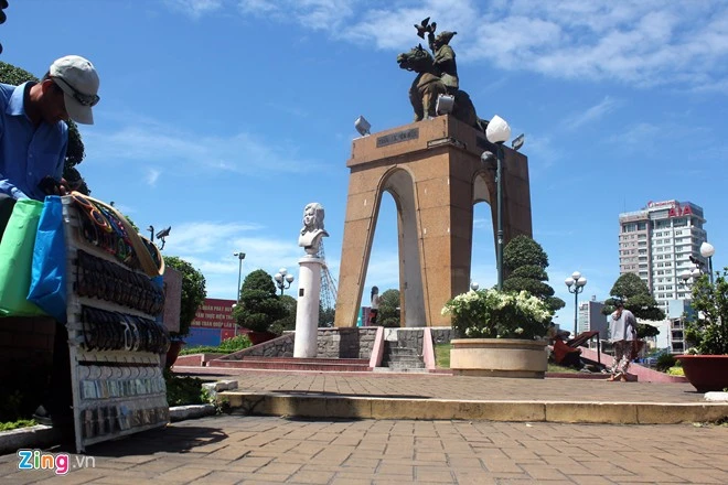 Người Sài Gòn tranh thủ chụp lại tượng đài trước giờ di dời