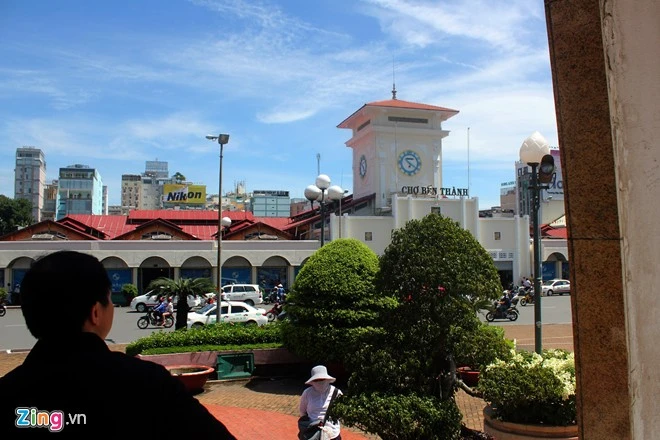 Người Sài Gòn tranh thủ chụp lại tượng đài trước giờ di dời