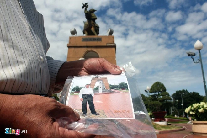 Người Sài Gòn tranh thủ chụp lại tượng đài trước giờ di dời