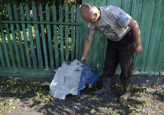 Những hình ảnh chứng minh MH17 đã bị bắn bằng tên lửa ảnh 6