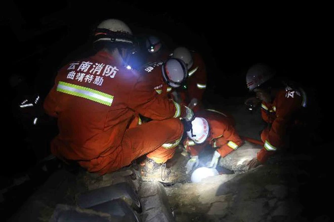 Cứu hộ Trung Quốc chạy đua với thời gian sau động đất ảnh 5