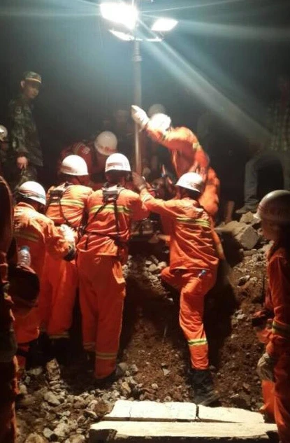 Cứu hộ Trung Quốc chạy đua với thời gian sau động đất ảnh 4