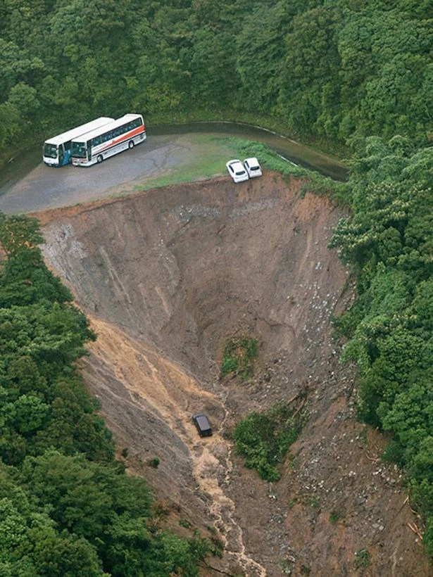 Hai xe buýt suýt rơi xuống vực vì trận lở đất lớn ở Nhật Bản ảnh 2