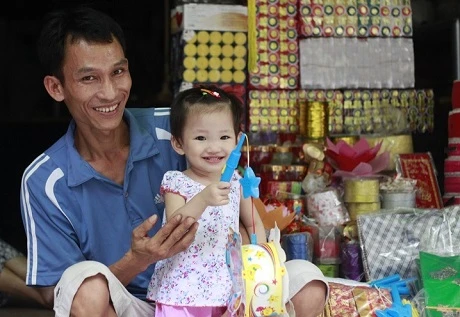 Em nhỏ vui thích bên chiếc đồ chơi đèn lồng biển đảo