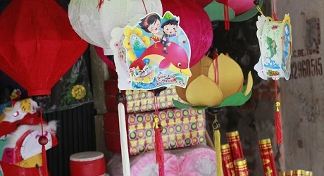 Các thông điệp ý nghĩa yêu quê hương, biển đảo được in lên đèn lồng