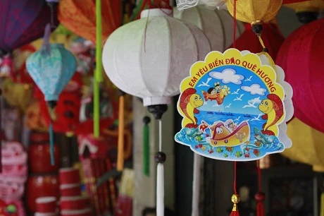 Mặt hàng đèn lồng <a href='https://dentrenbien.plo.vn/' title='biển đảo'>biển đảo</a> mới xuất hiện trong dịp Tết Trung Thu năm nay