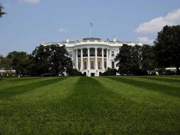 Em bé tập đi trườn qua cổng Nhà Trắng khiến mật vụ "tá hỏa" ảnh 1