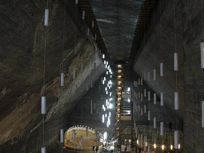 Công viên giải trí trong mỏ muối cổ nhất hành tinh ảnh 12