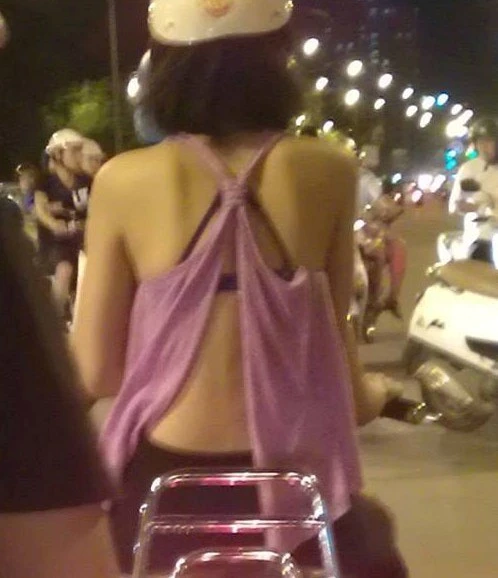 Thiếu nữ Việt ăn mặc phản cảm lên trang tin nước ngoài 