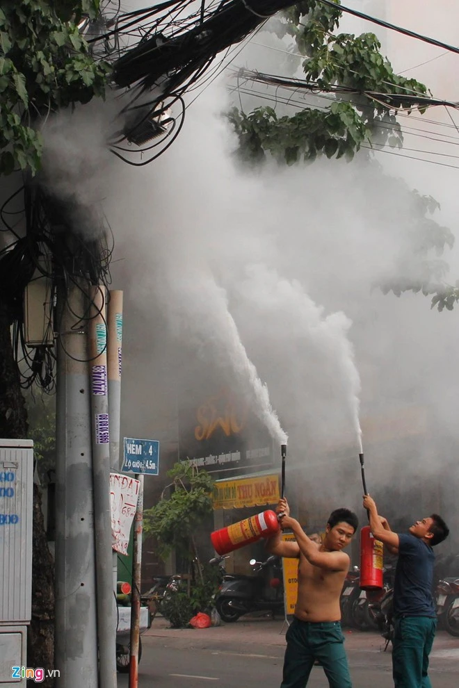 Nguyên nhân do một nhóm thợ hàn bảng hiệu làm chập mạch điện, gây cháy nổ lan ra thêm 2 căn nhà bên cạnh. Ngay lập tức lực lượng dân quân có mặt để đập đám cháy đang lan qua trụ điện cao thế
