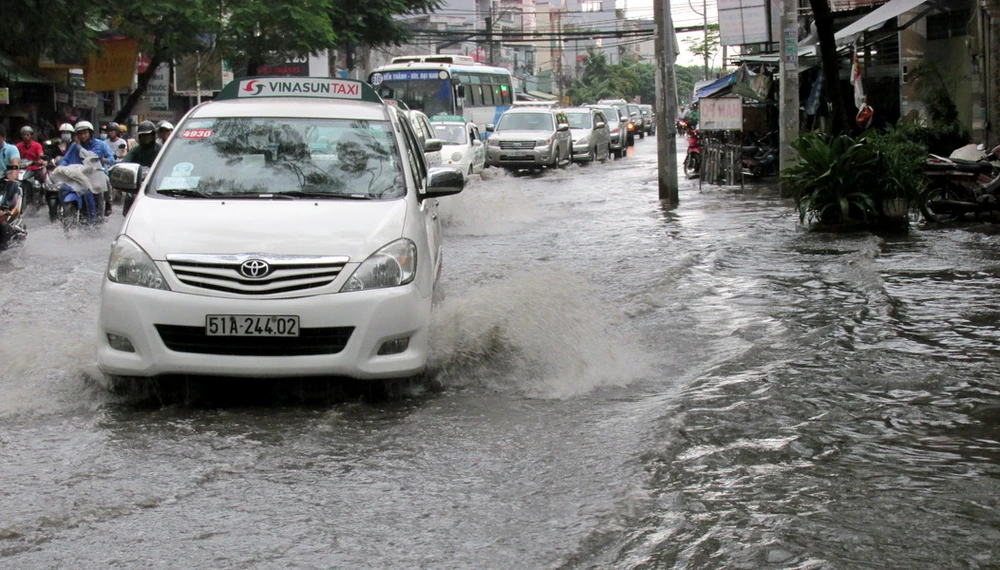 TP.HCM đang ca điệp khúc: mưa-ngập ảnh 5