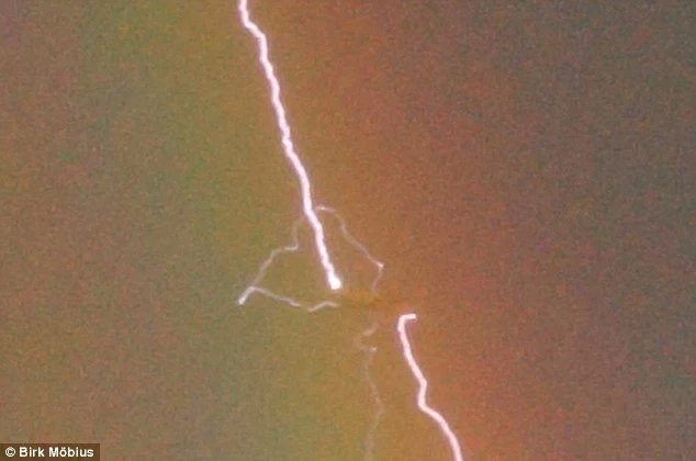 Thót tim với cảnh tượng máy bay bị sét đánh dưới cầu vòng ảnh 1