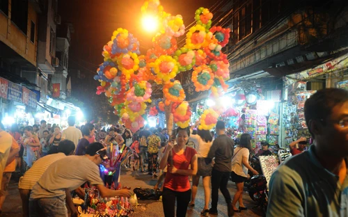Những người bán hàng rong tranh thủ đi bán hàng trong dịp trung thu